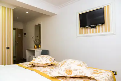 Cameră single, cu pat individual și birou de lucru