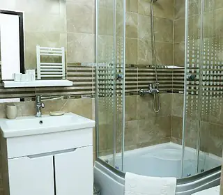 Baie privată, cu cabină de duș și lavoar