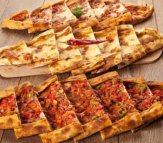 Pide turcească feliată, coaptă la cuptor