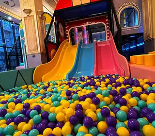 Loc de joacă interior, cu tobogan colorat și piscină cu bile