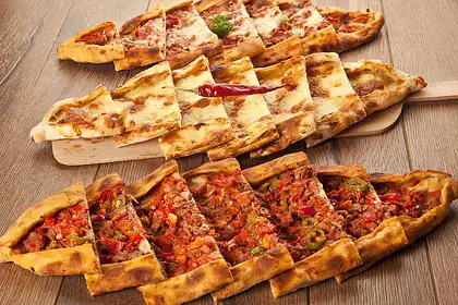 Pide turcească feliată, coaptă la cuptor, la Restaurantul Almita